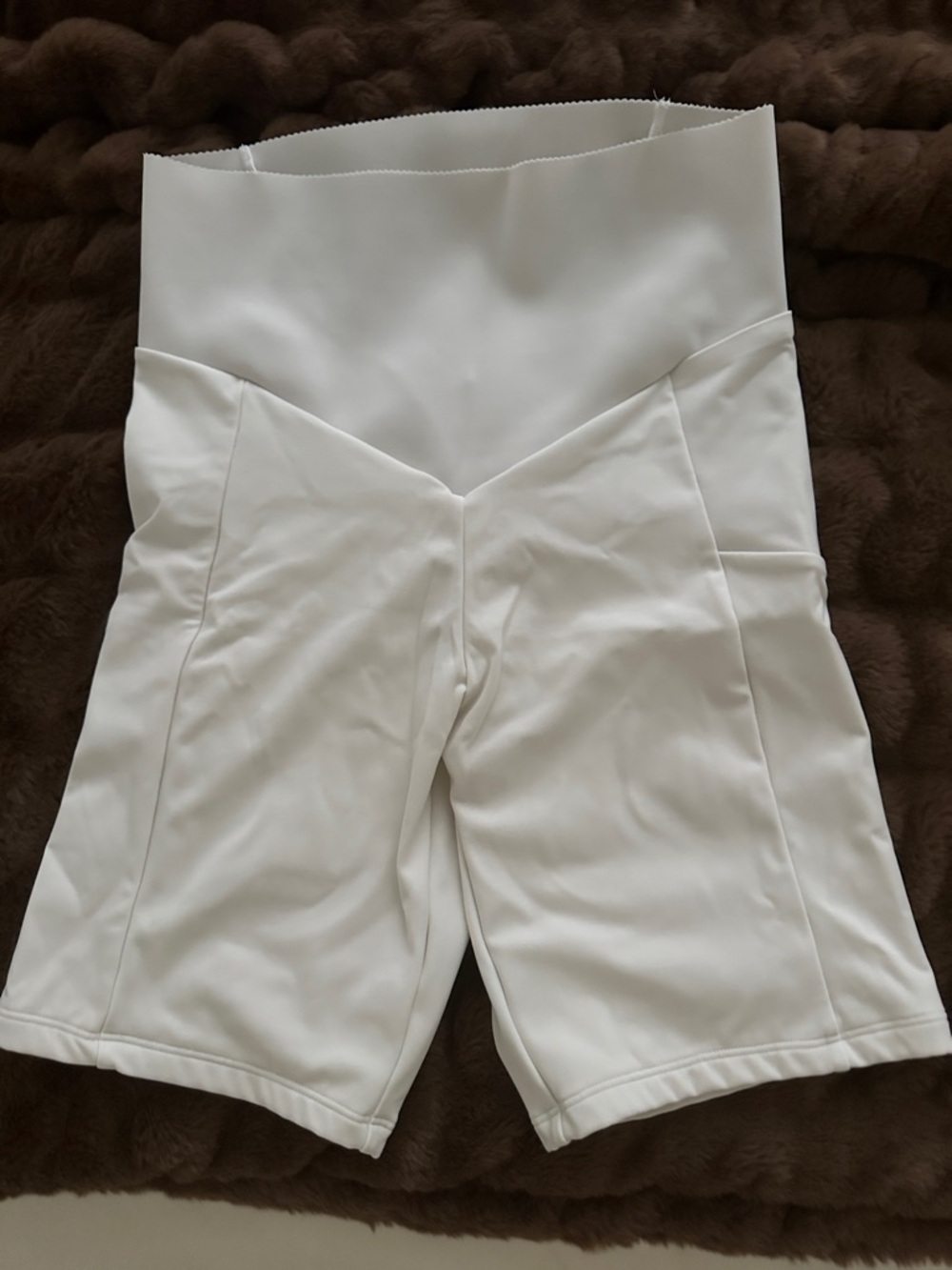 Oysho Yoga White High-Rise V-Seam Bike Shorts